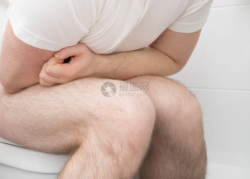 男人坐在wc上患有腹泻图片
