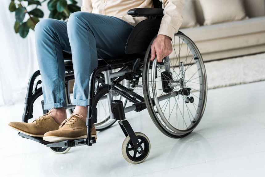 在家轮椅上坐轮椅的残疾老年男图片