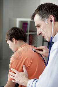 医生用听诊器给男孩听图片