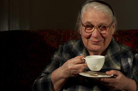 坐着戴眼镜的老妇人图片