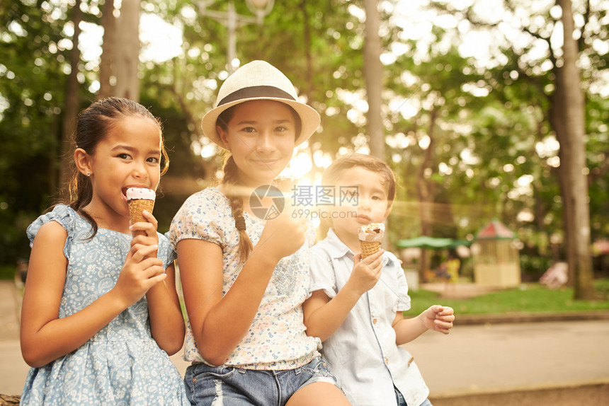 孩子们坐在长凳上吃冰淇淋图片