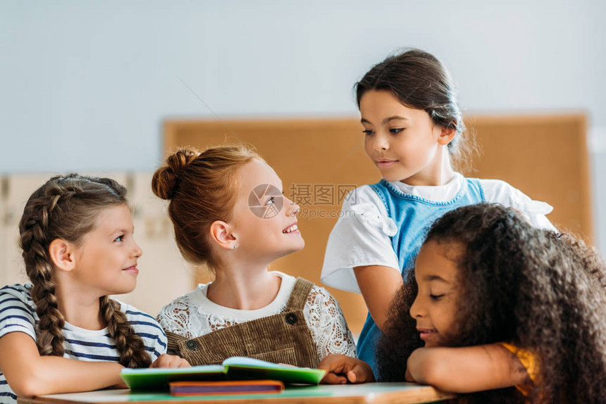 女学生在课间休息时与同学聊天和图片