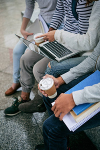 学生排成一排等待上课图片