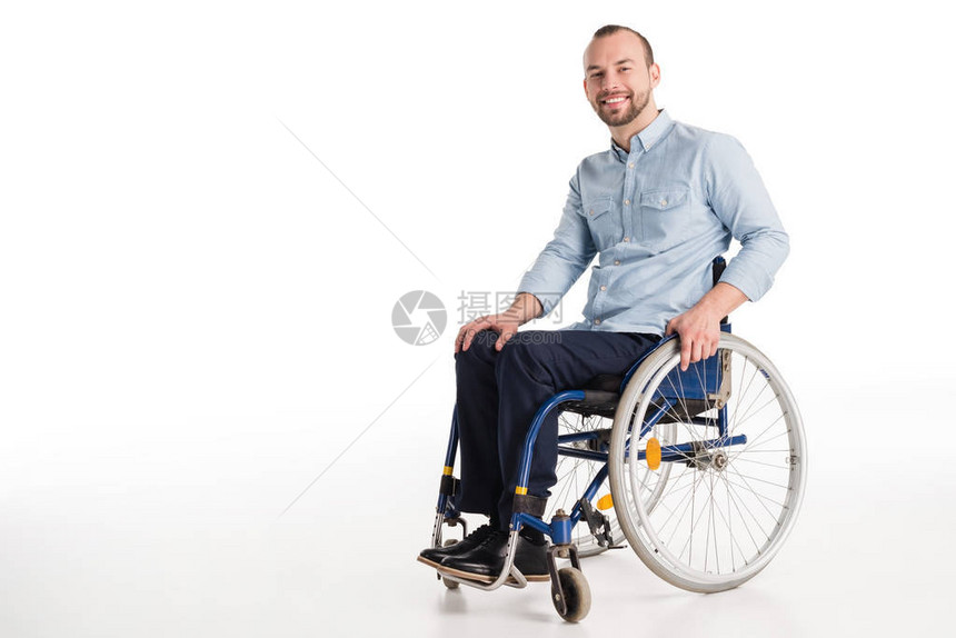 坐在轮椅上微笑着的残疾图片