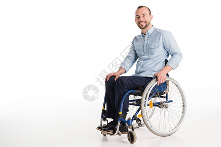 坐在轮椅上微笑着的残疾背景图片