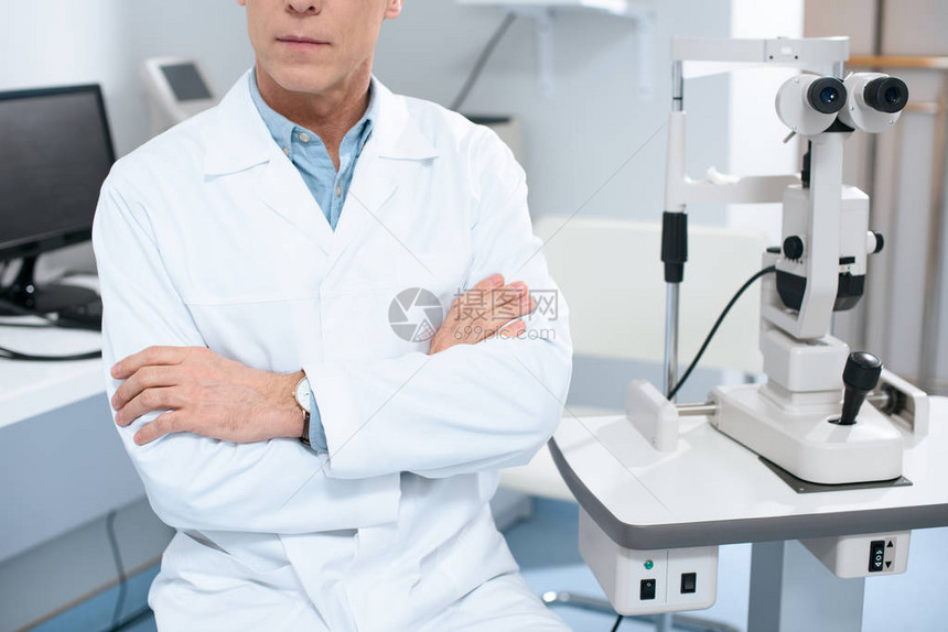 眼科医生在咨询室切断灯附近用横臂坐着的眼科医图片