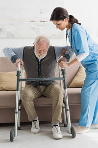 护士帮助退休男子图片