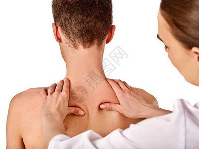 在spa沙龙为女提供肩颈按摩医生在康复中心做颈部治疗颈部疼痛在诊图片