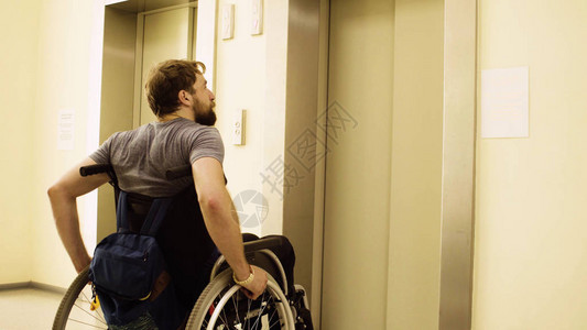 坐在轮椅上的残疾青年男子在康复诊所等图片