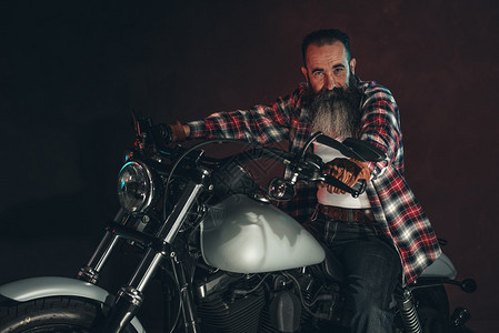 骑摩托车的长胡子图片