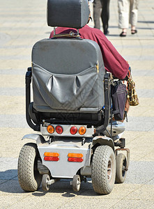 电动轮椅的男人图片