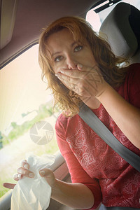 妇女因在汽车中运动而生病图片