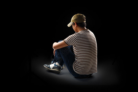 单独坐的十几岁的男孩图片
