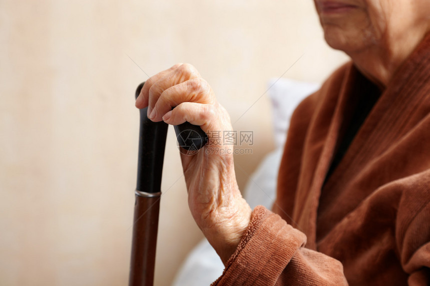手持棍棒的老年妇女有选择地关图片
