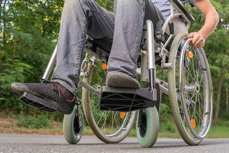 轮椅上的残疾人或残疾人的腿图片