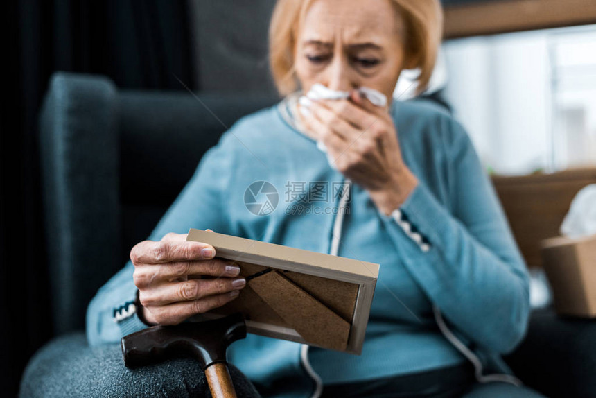 悲伤的老年妇女哭泣图片