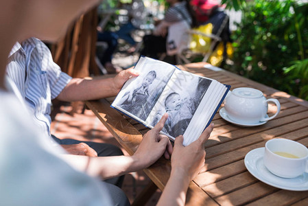 父亲和女儿坐在户外咖啡馆在相片专图片