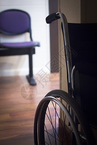 医院诊所医疗中心候诊室的轮椅图片
