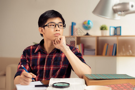 越南大学生在书桌上的笔记越图片