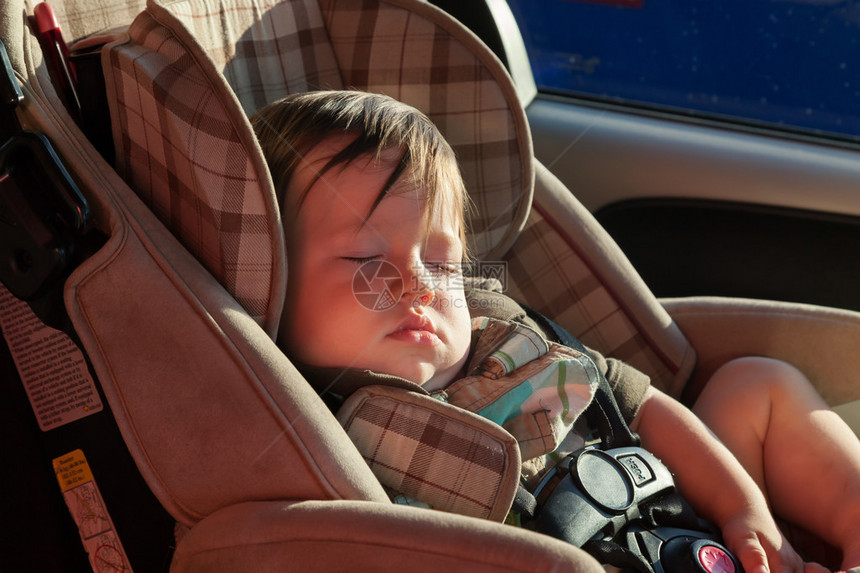 一个男孩睡在车里的特写镜头图片
