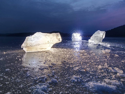 冰块和水滴在冰冻地面的图像在自然滑冰图片