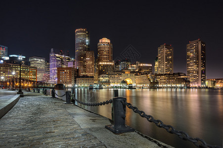 波士顿港码头水边的公寓办公室和图片
