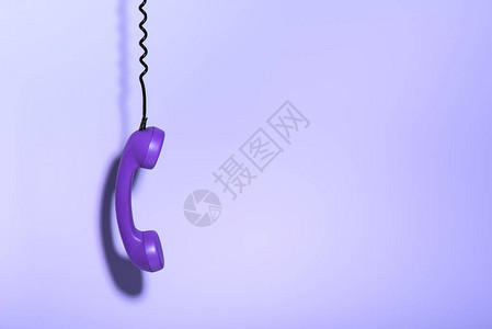 挂紫色手机听筒背景图片