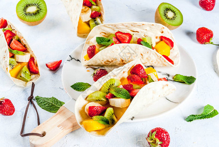 夏日零食宴会食品水果玉米卷和草莓芒果香蕉巧克力薄荷糖图片