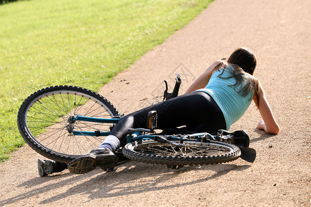 学习骑自行车摔倒的女孩图片
