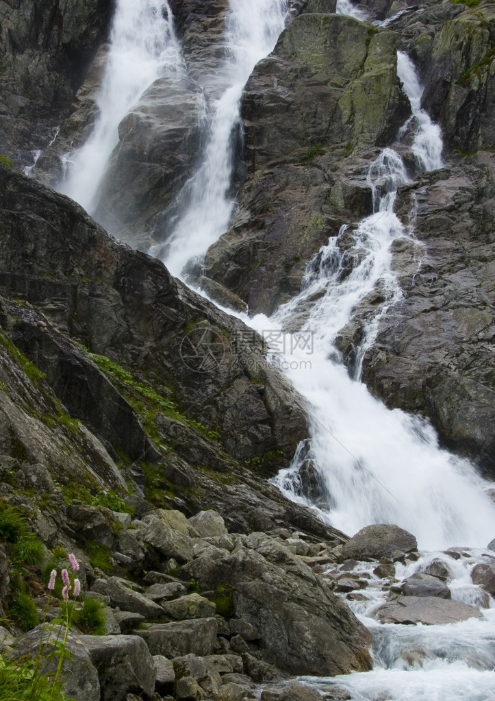 山地瀑水图片