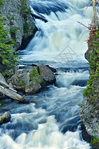 瀑布在美国怀俄明州黄石公园图片