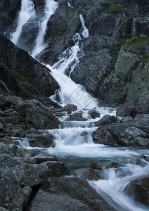 山地瀑水图片