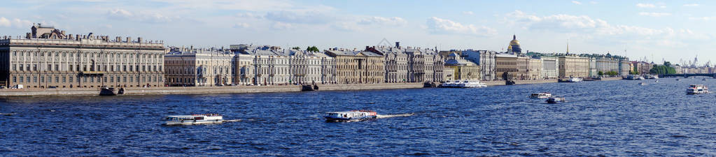 圣彼得堡全景与宫殿路堤的意见图片