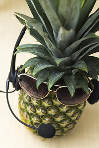 夏季主题照片中带太阳镜和耳机的酷菠萝图片