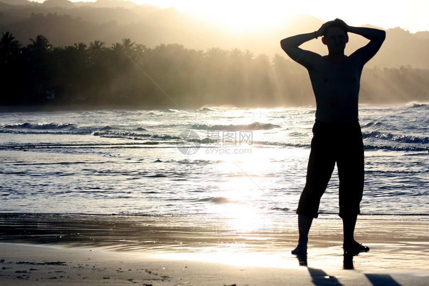 夕阳下沙滩上的男人图片