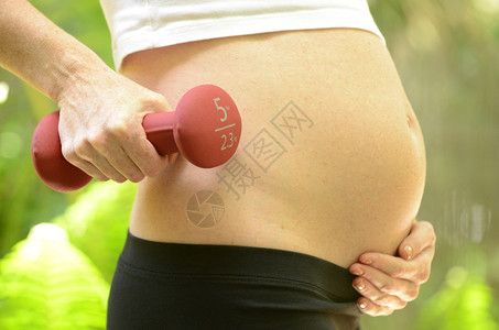 怀孕期间锻炼身体的女人图片