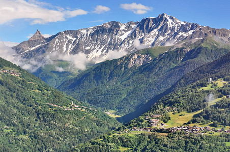 vanoise公园的山景与村庄背景图片