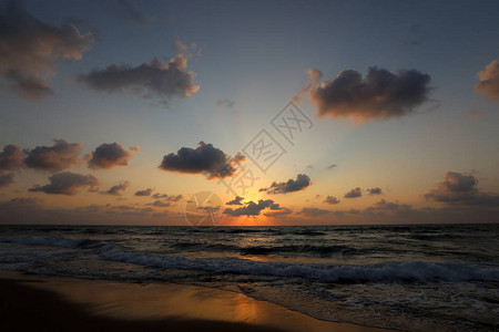 太阳落在以色列北部地中海沿岸的地平线图片