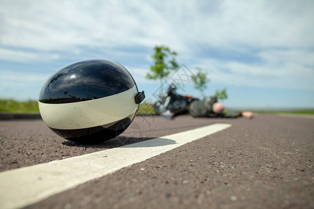 自行车头盔就在摩托车事故图片