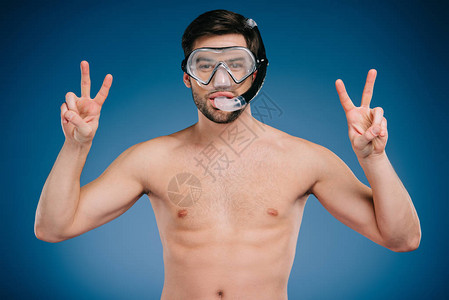 身穿潜水和潜水面具的年轻人展示胜利标志图片