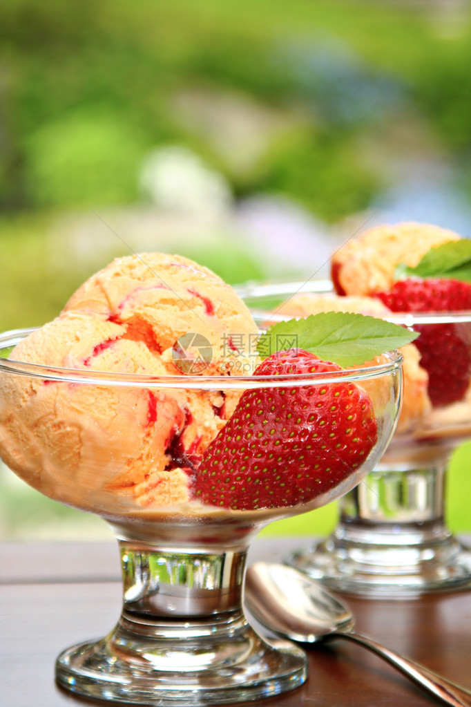 夏天芒果或桃子冰淇淋配草莓图片