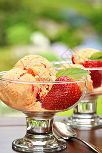 夏天芒果或桃子冰淇淋配草莓图片