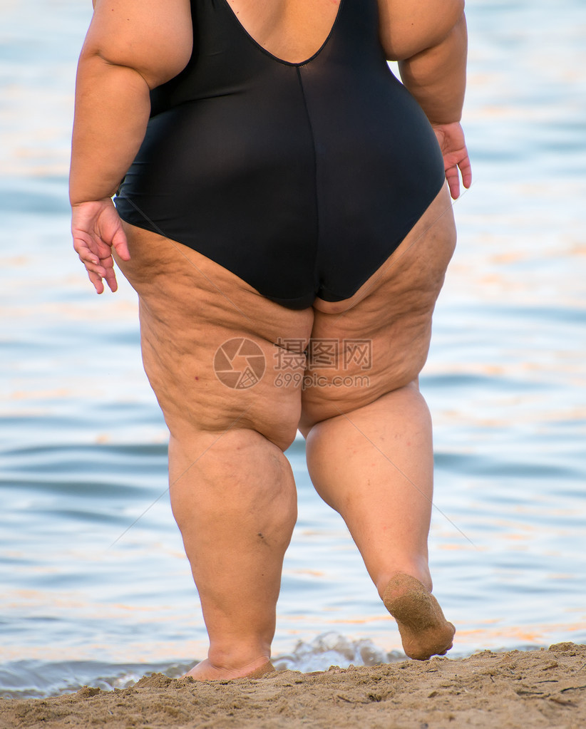 沙滩上超重的女人图片