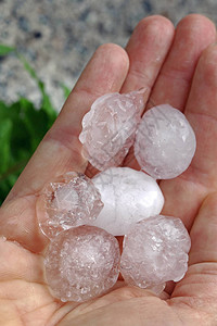 暴风雨和大冰雹大块的冰石在高清图片