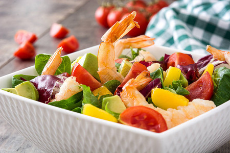 减肥餐蔬菜沙拉和大虾图片