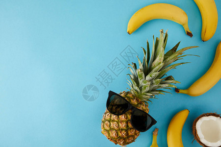 上面有新鲜椰子香蕉和菠萝的风景蓝色图片