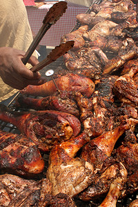 在户外艺术节的烤架上大量的鸡肉烧烤图片