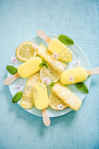 柠檬和菠萝冰棒配有新鲜水果图片