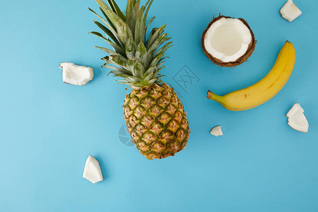 床铺有成熟的菠萝香蕉和椰子片图片