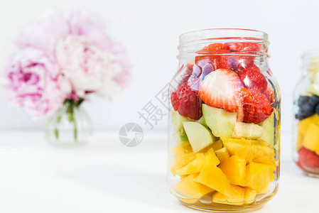 蓝莓芒果覆盆子草莓罐装自制水果和浆果沙拉带走健康零食的好主意清洁或图片